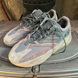 Yeezy 700 mauve 10.5